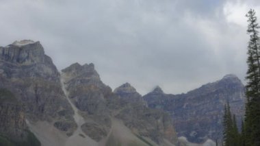 Kanada 'daki Moraine Gölü' nün yanındaki dağ tepelerinden geçen bulutlar. Zaman Uygulaması. 