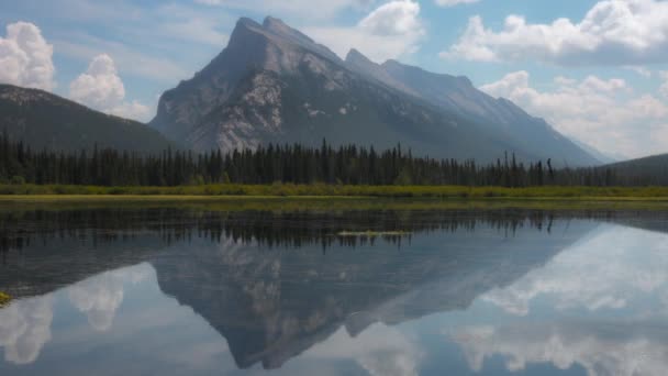 カナダのバンフ近くのバーミリオン湖を反映したランドル山 タイムラプス — ストック動画