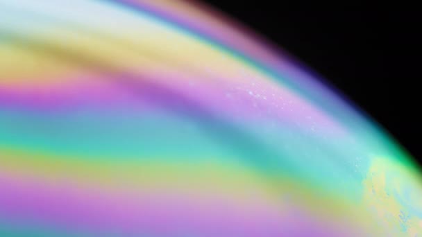 Pola Spektrum Bergerak Dari Gelembung Sabun Dalam Makro Latar Belakang — Stok Video