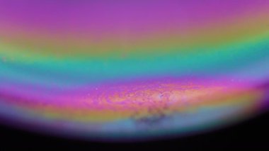 Soyut şekillerde hareket eden renkli sabun köpüğü yüzeyi. Makro. 