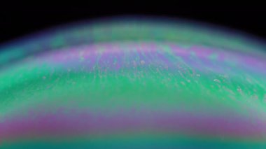 Makro sabun köpüğü yüzeyinin yeşil ve mor renkleri. Soyut arkaplan. 