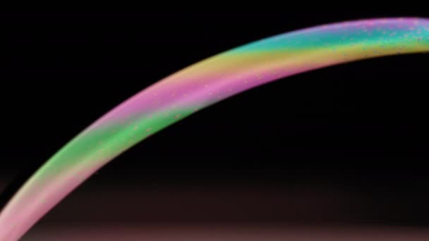 Bunte Seifenblasenoberfläche Enthüllt Aus Der Dunkelheit Abstrakter Makrohintergrund — Stockvideo