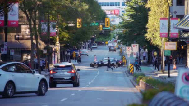 Nsanlar Karşıdan Karşıya Geçiyor Vancouver Kanada Şehir Merkezinden Arabalar Geçiyor — Stok video