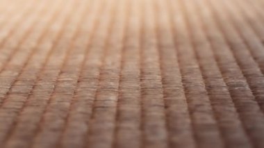 Evin zeminindeki geleneksel Japon tatami paspasının kapağını kapat. Yavaş çekim. 