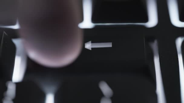 在黑色计算机键盘上用手指按几次后空间键 靠近点 — 图库视频影像