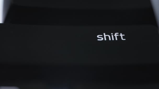 Drücken Sie Die Shift Taste Auf Der Schwarzen Computertastatur Nahaufnahme — Stockvideo