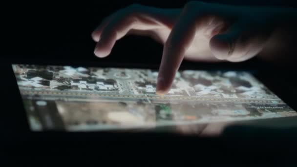 タブレットの指を使って都市マップをナビゲートする人 クローズアップ スローモーション — ストック動画