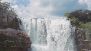 Güney Alberta, Kanada 'daki kayalık kayalıklardan Lundbreck Falls manzarası. Yavaş çekim. 