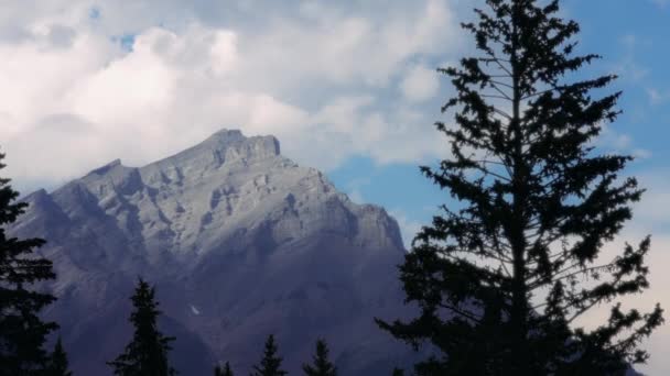 Słońce Świeci Cascade Mountain Parku Narodowym Banff Kanadzie Zwolniony Ruch — Wideo stockowe