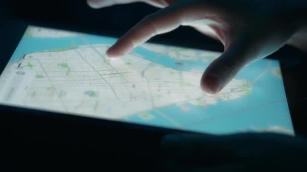 タブレットタッチスクリーン上の都市マップを探索する人 クローズアップ スローモーション — ストック動画