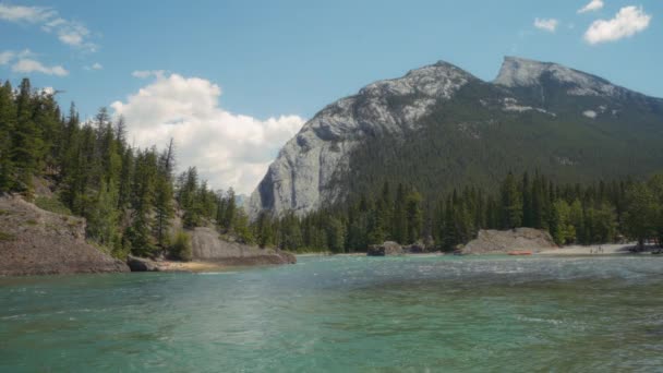 加拿大班夫国家公园弓江绿松石色 慢动作 — 图库视频影像