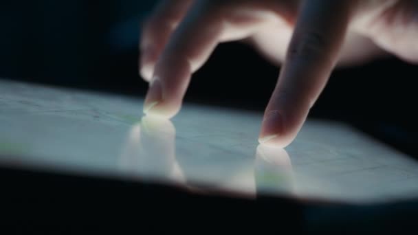 Aproape Degete Rotind Hartă Digitală Tabletă — Videoclip de stoc