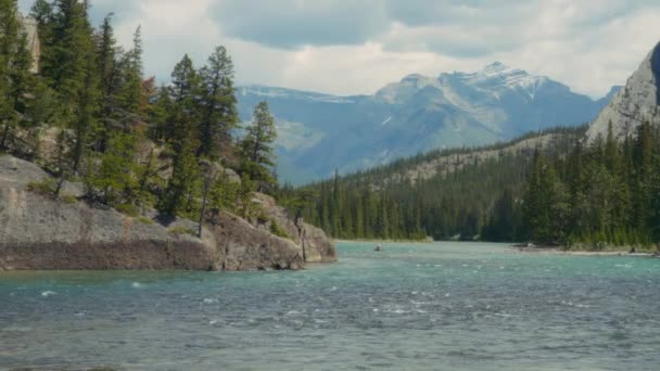 カナダのバンフ国立公園にあるボウ川 スローモーション — ストック動画