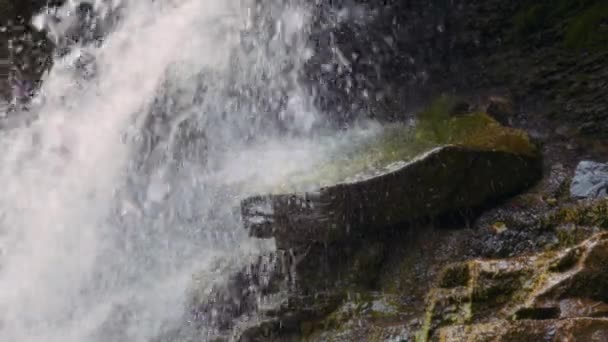 Primer Plano Salpicaduras Agua Las Rocas Cascada Cascada Movimiento Lento — Vídeo de stock