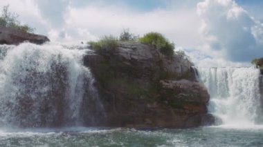Lundbreck Şelalesi Crowsnest Nehri 'ne dökülüyor, Kanada. Yavaş çekim.