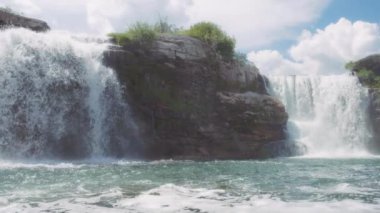 Güney Alberta 'daki güçlü Lundbreck Şelaleleri nehre düşüyor. Yavaş çekim. 