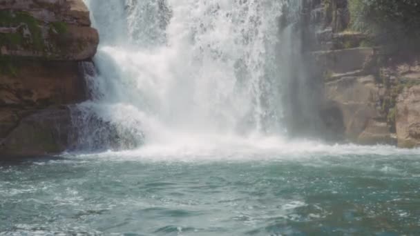 加拿大艾伯塔省南部的Lundbreck瀑布瀑布从岩石悬崖上瀑布而下 慢动作 — 图库视频影像