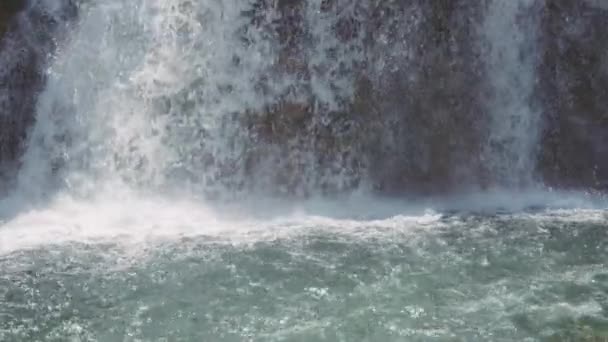 Primer Plano Una Poderosa Cascada Estrellándose Contra Río Movimiento Lento — Vídeo de stock