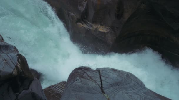 Vodopád Numa Falls Protéká Skalami Kanadských Skalistých Horách Zpomalený Pohyb — Stock video