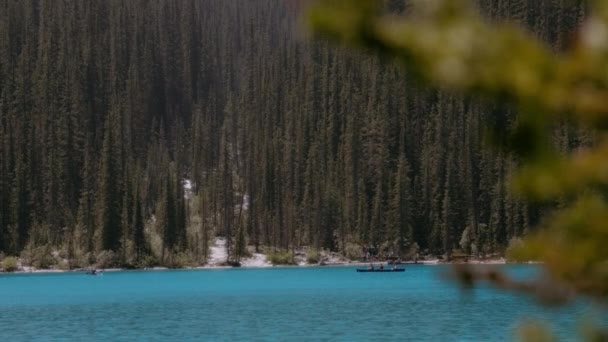 Gente Paseando Canoa Por Lago Moraine Las Montañas Rocosas Canadienses — Vídeos de Stock
