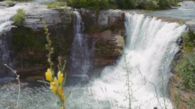 Güçlü Lundbreck Şelaleleri Crowsnest Nehri, Kanada 'dan oluşuyor. Yavaş çekim.