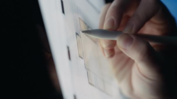 Pintura Designer Interiores Sobre Plano Chão Casa Usando Tablet Fecha — Vídeo de Stock