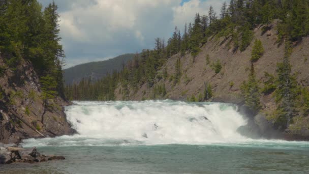 加拿大班夫国家公园的弓形瀑布景观 慢动作 — 图库视频影像