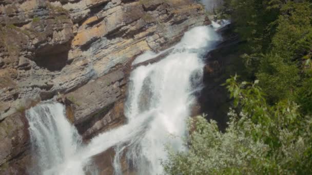 Cameron Falls Belyst Solljus Waterton National Park Kanada Långsamma Rörelser — Stockvideo