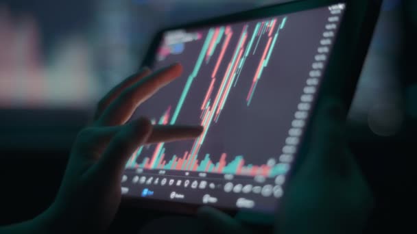 Comerciante Ações Usando Aplicativo Tablet Para Analisar Gráficos Mercado Fecha — Vídeo de Stock