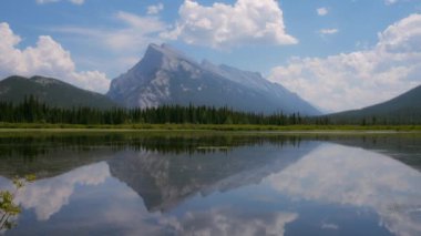 Banff 'taki Vermilion Göllerinin su yüzeyine yansıyan Rundle Dağı. 