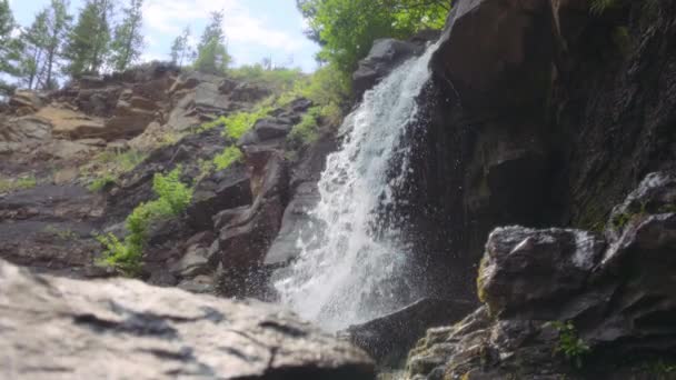 Vista Baja Una Pequeña Cascada Que Cae Desde Acantilado Rocoso — Vídeo de stock