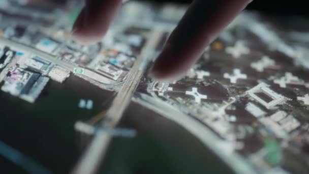 Fingers Zoom Out Pada Peta Kota Pada Tablet Tutup Gerakan — Stok Video