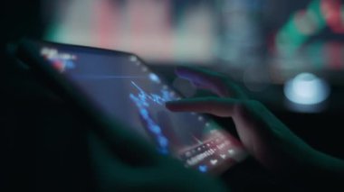 Bir tablet uygulaması kullanarak borsa grafiğini analiz eden borsa simsarı. Yaklaşın, ağır çekim.. 