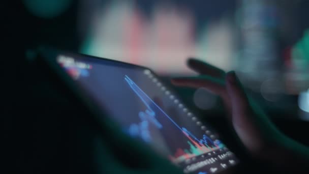Elleri Tabletteki Borsa Çizelgelerini Karıştırıyor Yaklaşın Ağır Çekim — Stok video