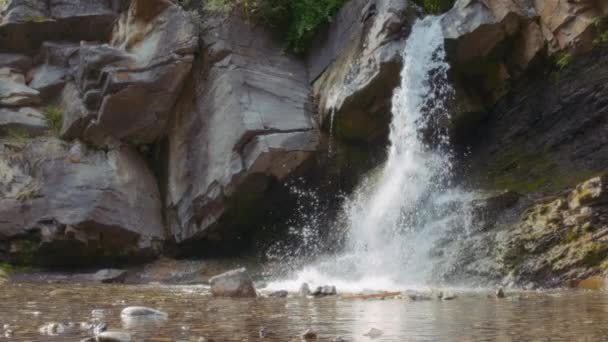 Невеликий Водоспад Впав Скелі Біля Ставка Повільний Рух — стокове відео
