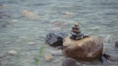 Akan dağ nehrinde dengeli taşlar piramidi. Yavaş çekim. 