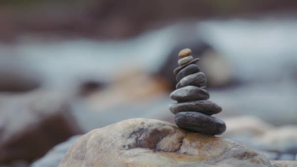 Close Pedras Equilibradas Empilhadas Grande Rocha Perto Rio Movimento Lento — Vídeo de Stock