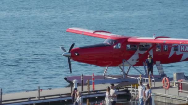 Vancouver Kanada Września 2023 Ludzie Spacerujący Pobliżu Wodnosamolotu Harbour Air — Wideo stockowe