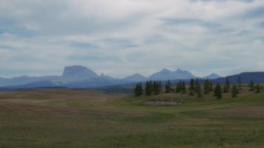 Güney Alberta, Kanada 'daki dağların ve tarlaların ıssız topraklarında yol alıyoruz. Yavaş çekim. 