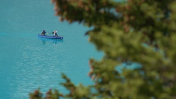 カナダのモーレーヌ湖 2023年7月15日 夏のモーレーヌ湖のターコイズ水上カヌーに住む人々 スローモーション — ストック動画