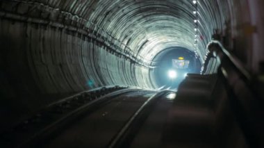 Vancouver, Kanada - 01 Eylül 2023: Metro treni Vancouver istasyonuna varıyor. Yavaş çekim. 
