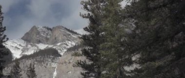 Rocky Dağları kışın karla kaplıdır. Banff Ulusal Parkı, Kanada. Yavaş çekim. 