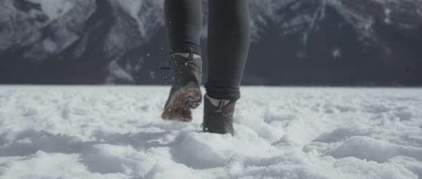 Zblízka Turistická Obuv Kráčející Zasněženém Zamrzlém Povrchu Jezera Zimě Zpomalený Royalty Free Stock Video
