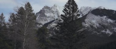 Kışın Rocky Dağları 'nın karlı zirveleri. Banff Ulusal Parkı, Kanada. Yavaş çekim. 