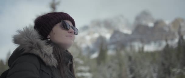 Großaufnahme Einer Frau Mit Sonnenbrille Vor Verschneiten Bergen Winter Zeitlupe — Stockvideo
