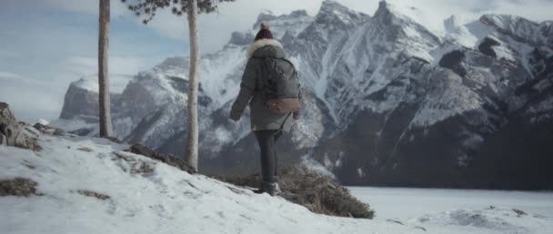 Žena Turistika Horách Blízkosti Zamrzlého Jezera Zimě Zpomalený Pohyb Stock Video