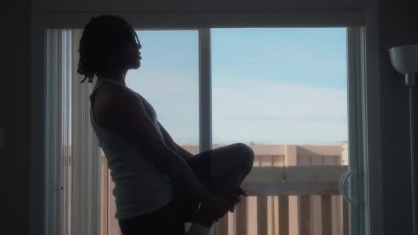 Genç Bir Adam Bir Pencerenin Önünde Bacaklarını Açıyor Sağlıklı Yaşam Video Klip