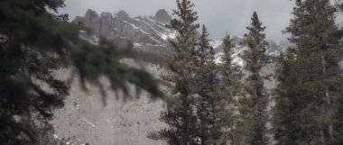 Kanada 'nın Banff Ulusal Parkı' ndaki Rocky Dağı tepelerini kar kapladı. Yavaş çekim. 