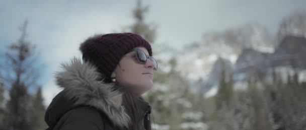 Zblízka Turistka Žena Proti Zasněžené Hory Pozadí Zimě Zpomalený Pohyb Royalty Free Stock Video