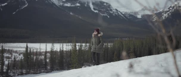 Žena Turistika Kanadských Skalistých Horách Slunečného Zimního Dne Zpomalený Pohyb Stock Záběr